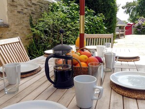 Outdoor dining - Caro's Cottage-UK12574 (Pelynt, near Looe)