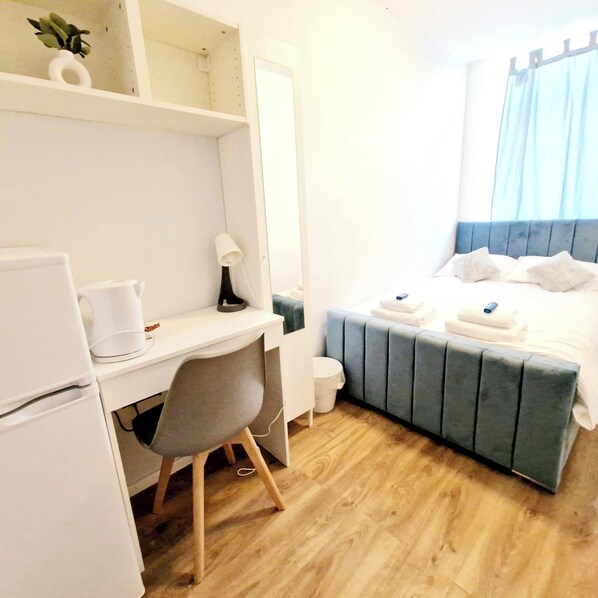 1 bedroom, bed sheets - En-suite rooms located on the heart of High Wycombe town centre (Buckinghamshire)