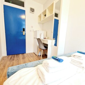 1 bedroom, bed sheets - En-suite rooms located on the heart of High Wycombe town centre (Buckinghamshire)