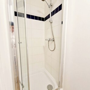 Shower, hair dryer, towels, soap - En-suite rooms located on the heart of High Wycombe town centre (Buckinghamshire)