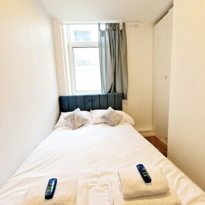 1 bedroom, bed sheets - En-suite rooms located on the heart of High Wycombe town centre (Buckinghamshire)