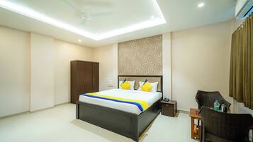 Deluxe Room | Desk, iron/ironing board, bed sheets