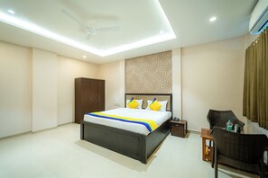 Deluxe Room | Desk, iron/ironing board, bed sheets