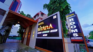 Un hotel llamado 'SITARA' con restaurante, jardín en terraza, bar y habitaciones.