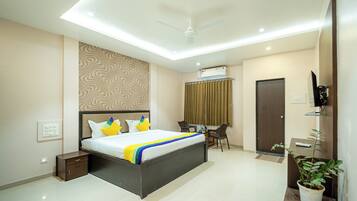 Kamar Deluks | Meja kerja, setrika/meja setrika, dan seprai linen