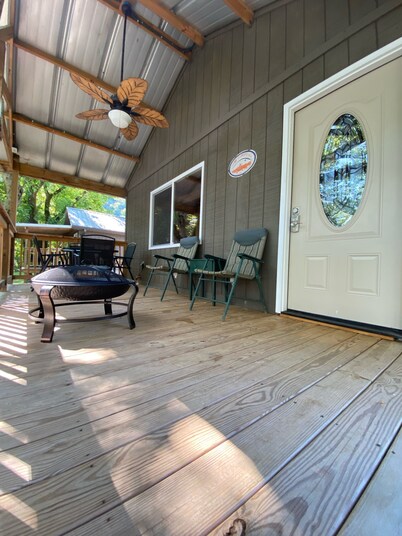 Relaxing waterfront cabin with a loft!