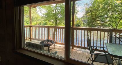Relaxing waterfront cabin with a loft!
