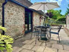 Outdoor dining - 2 bedroom accommodation in Sellindge, near Folkestone (Sellindge, near Folkestone)