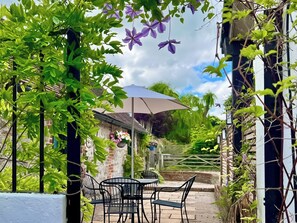 Outdoor dining - 2 bedroom accommodation in Sellindge, near Folkestone (Sellindge, near Folkestone)