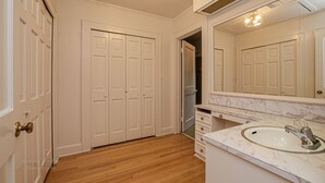 Combined shower/bathtub, hair dryer, towels, soap