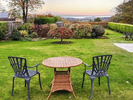 Outdoor dining. 2 bedroom accommodation in Sneaton