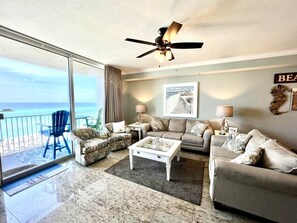 Smart-tv, tv-spel, dvd-spelare och ett filmbibliotek