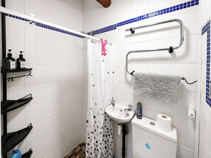 Bathroom - The best things certainly come in small parcels and Bloomer’s Bothy has it all. (Woodhall, near Askrigg)