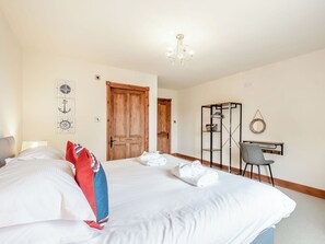 4 bedrooms, free WiFi, bed sheets - Seaviews and Hot Tub at Admirals Anchor (Portpatrick)