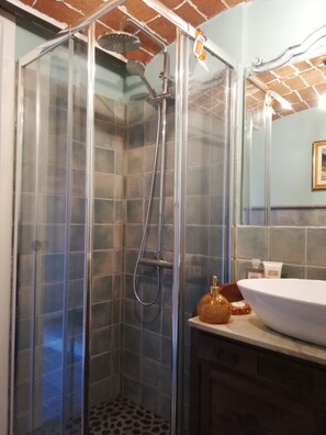 Douche, sĂšche-cheveux, bidet, serviettes fournies