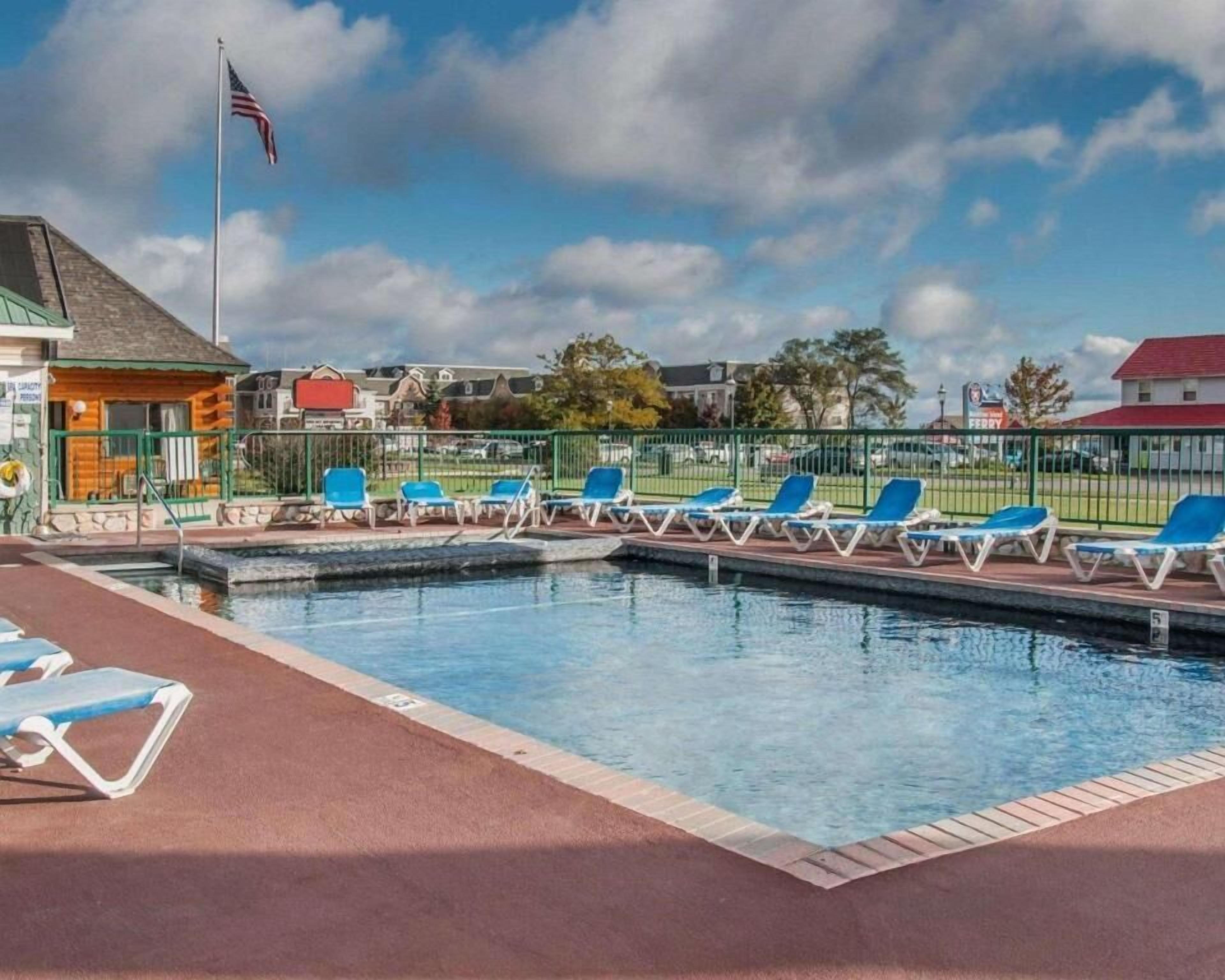 Een seizoensgebonden buitenzwembad