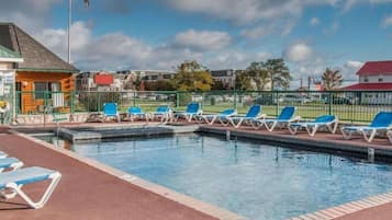 Een seizoensgebonden buitenzwembad