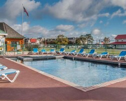 Una piscina al aire libre de temporada