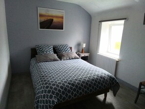 2 bedrooms, desk, iron/ironing board, travel crib