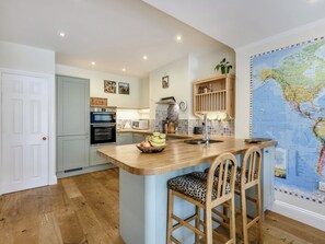 Kühlschrank, Mikrowelle, Ofen, Geschirrspüler