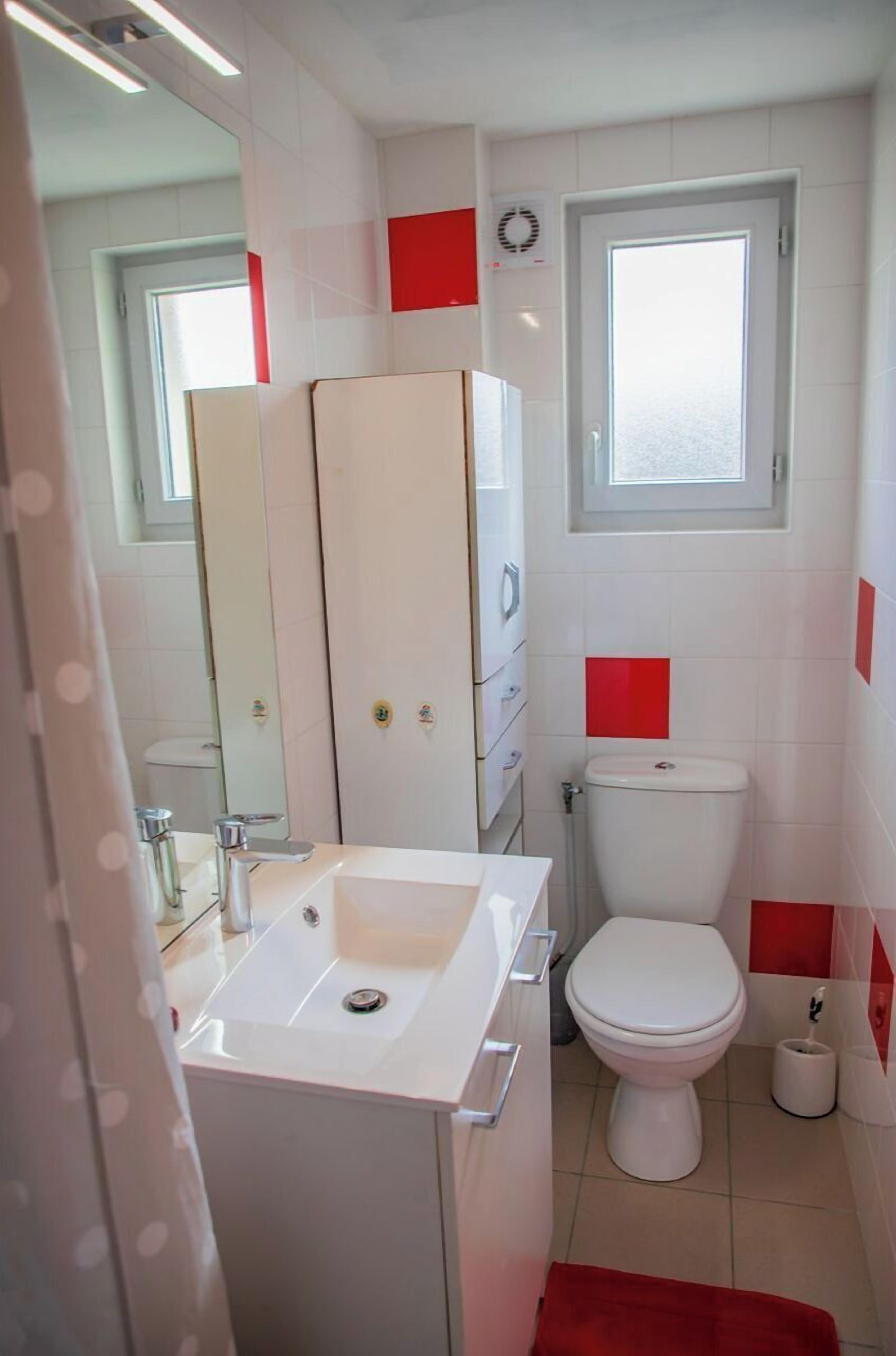 Ducha, secador de pelo, toallas, jabón