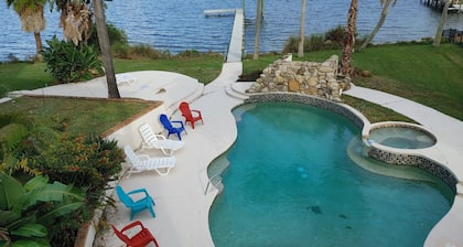 Villa Melbourne inter-coastal, heated Pool, 2 floors 7br and 6000 sq ft