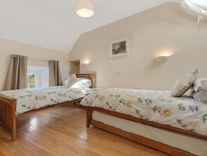 3 bedrooms, free WiFi, bed sheets - 3 bedroom accommodation in St Davids (St Davids)