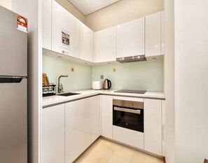 Kjøleskap, mikrobølgeovn og kjøkkenutstyr