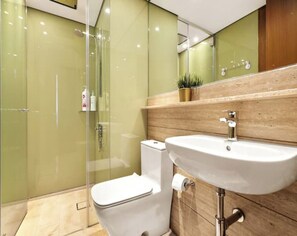 Badewanne, Haartrockner, Handtücher, Seife