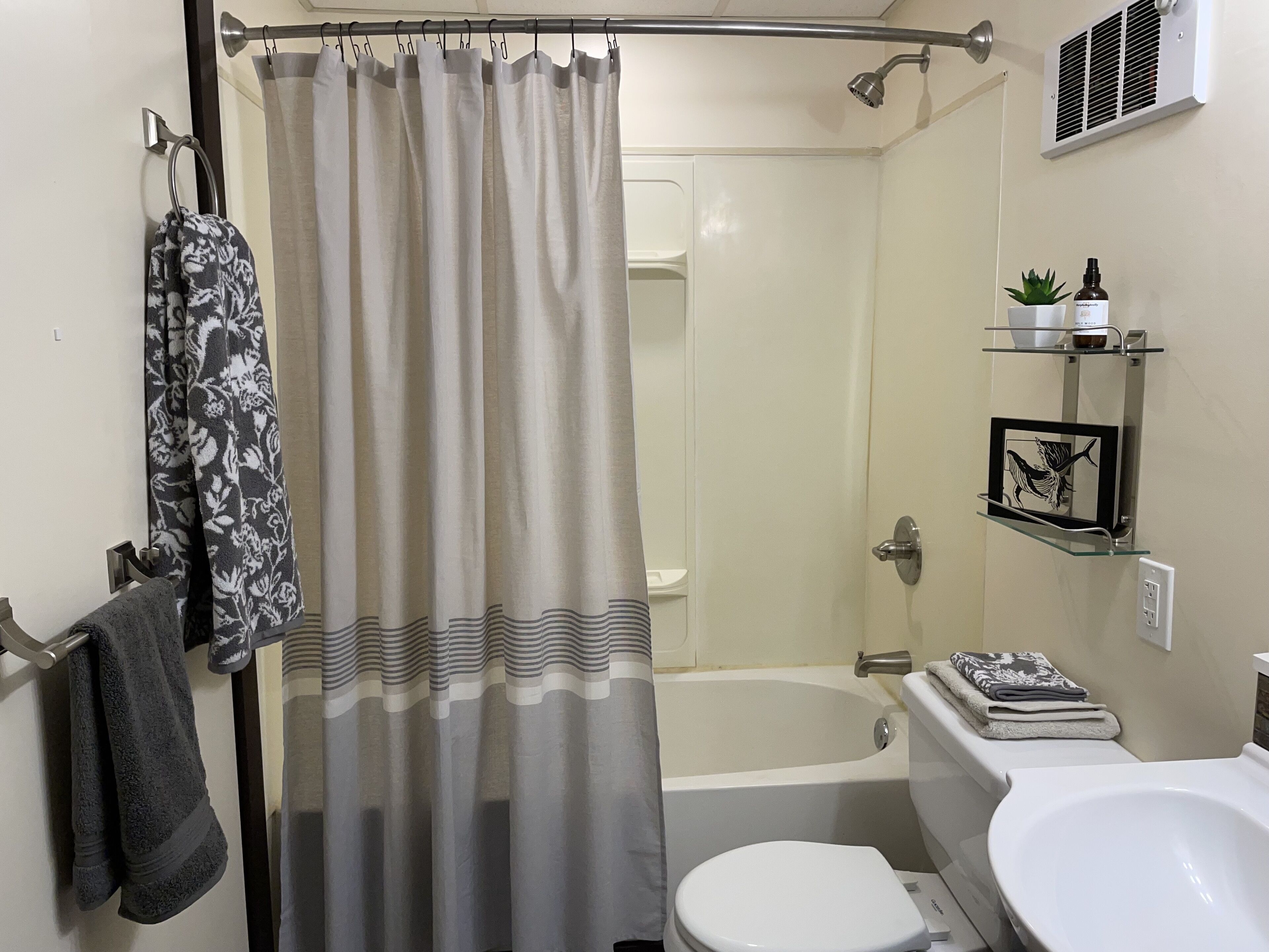 Ensemble douche/baignoire, sèche-cheveux, serviettes fournies