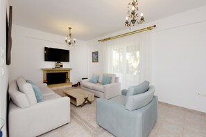 TV, fireplace