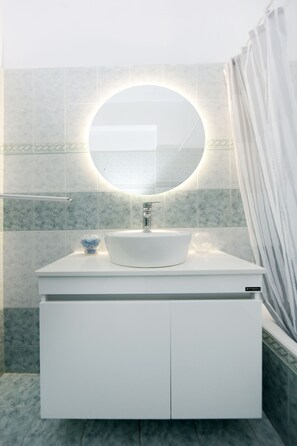 Combined shower/tub, towels, toilet paper