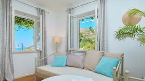 Una habitación con una cama, una mesa redonda y vistas al exterior.