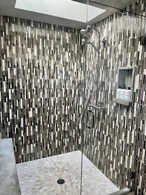 Dusche, umweltfreundliche Kosmetikartikel, Haartrockner, Handtücher