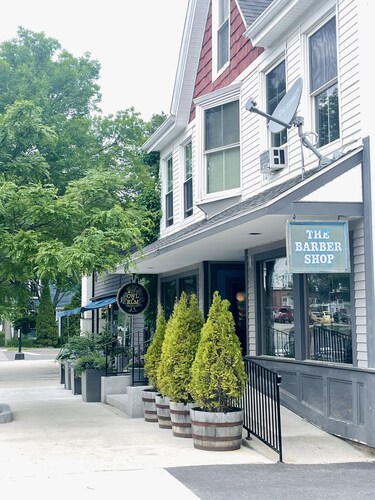 Spacious and private 2nd floor 2bed apartment in Yarmouth Village. 