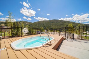 Outdoor spa tub - Clearwater Lofts Bldg 3 103 (Keystone)