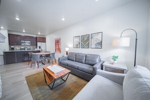 Premium appartement, 1 slaapkamer, open haard, uitzicht op heuvels (Clearwater Lofts Bldg 3 103) | Woonruimte | Smart-tv, een open haard en vloerwarming