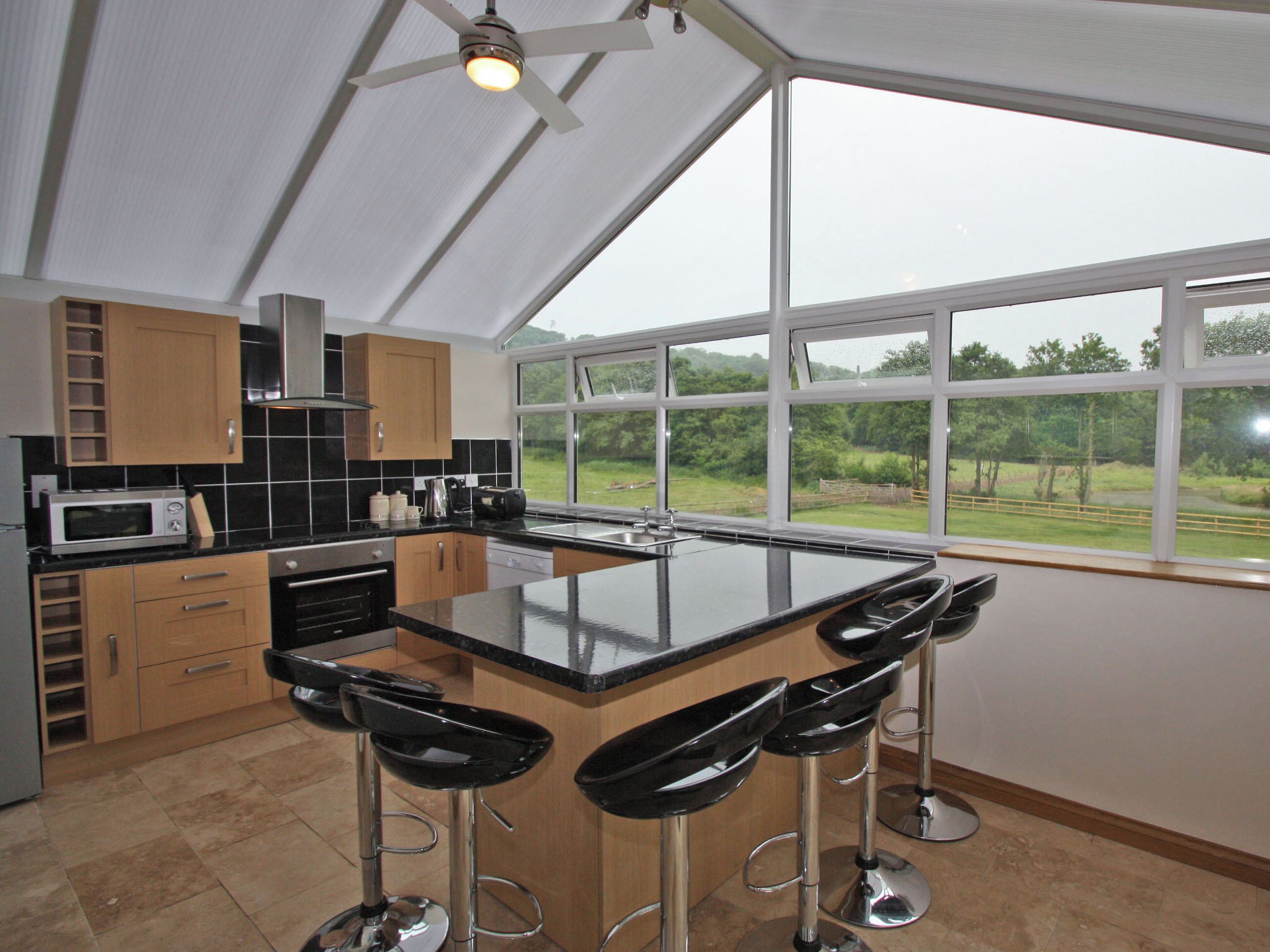 Oppvaskmaskin og høy barnestol