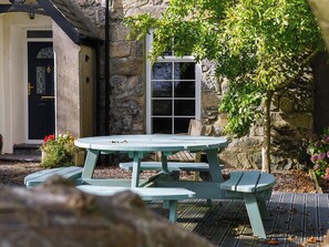 Outdoor dining - 4 bedroom accommodation in Pwllheli (Pwllheli)