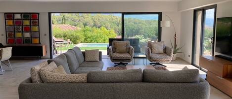 تلفزيون ذكي، مشغل دي في دي، تنس طاولة، كُتُب