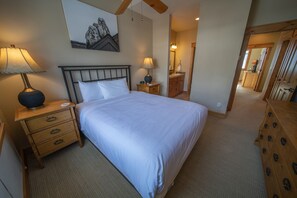 Premium Townhome, 3 Bedrooms, Balcony, Mountain View (Settlers Creek 6519) | 3 bedrooms, individually decorated, individually furnished - Settlers Creek 6519 OFB (Keystone)