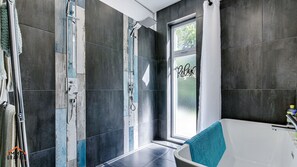 Baignoire, sèche-cheveux, serviettes fournies, savon
