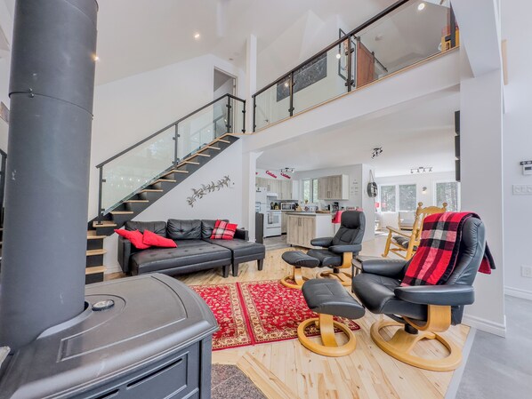 スマートテレビ、暖炉、書庫、ステレオ