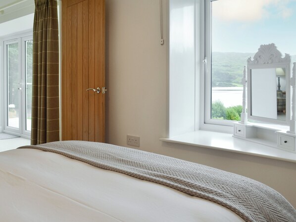 2 bedrooms, free WiFi, bed sheets - Boatman's Cottage at Invernian Mor (Inverinan)