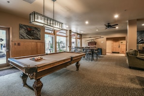 Condo Prestigio, 2 habitaciones, balcón, vista al resort (Silver Mill 8213) | Billares