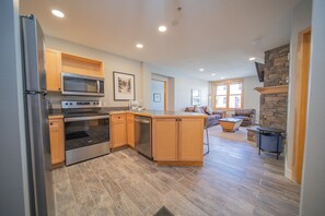 Signature Condo, 2 Bedrooms, Balcony, Resort View (Silver Mill 8213) | Private kitchen