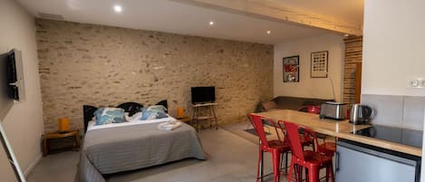 1 bedroom, iron/ironing board, WiFi (free)