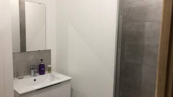 Secador de pelo, jabón y papel higiénico