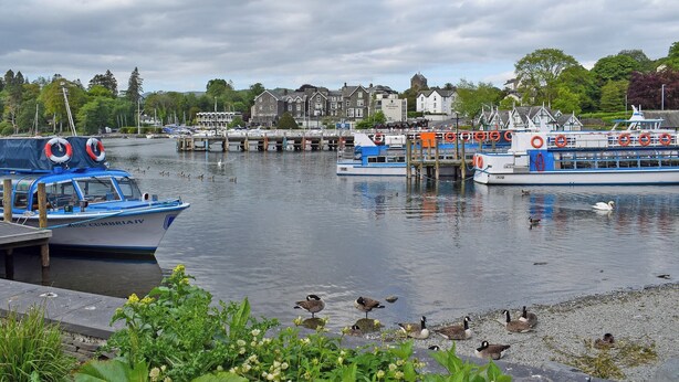 A harbor with boats docked, a pier, and buildings in the background. - 1 bedroom accommodation in Bowness-On-Windermere (Bowness-On-Windermere)