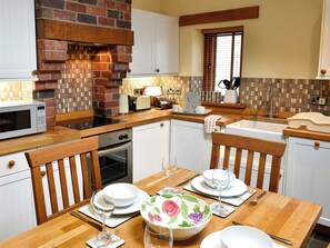 Lavavajillas y trona infantil